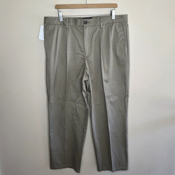 NWT Dockers | Tan Classic Fit Signature Khaki Pleated Pants Size 38 - Picture 1 of 6